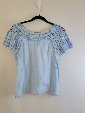 Lucky Brand Pale Blue Tie Dye Crochet Yoke Short Sleeve Top Ladies Small. Length